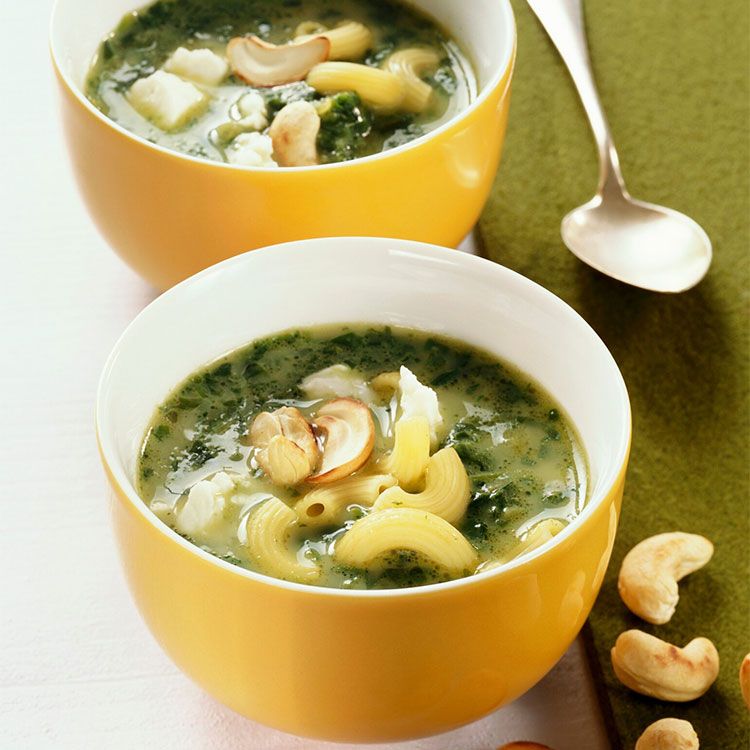 Sopa de espinacas con pasta, parmesano y anacardos Sopa de espinacas con pasta, parmesano y anacardos