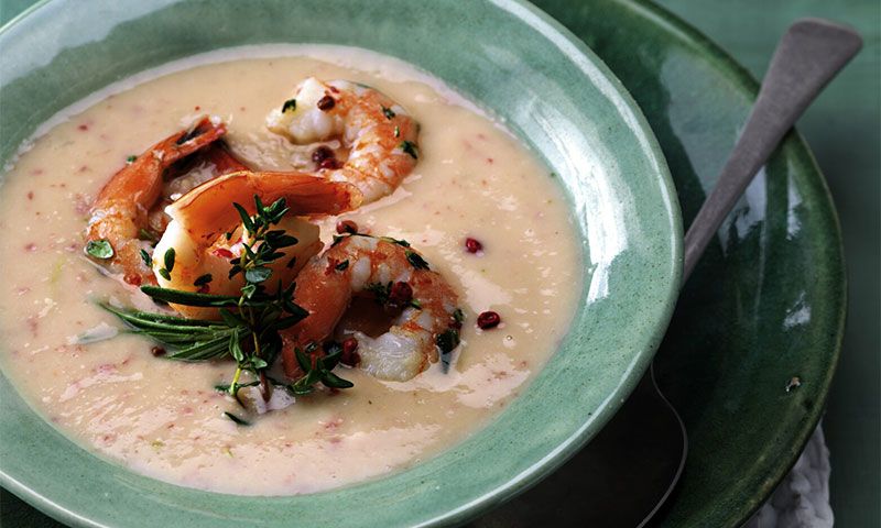 Crema de judías blancas con gambas a la pimienta rosa