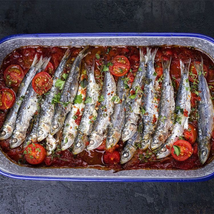 Sardinas asadas con ajo, tomate y hierbas aromáticas Sardinas asadas con ajo, tomate y hierbas aromáticas