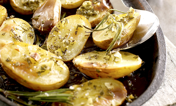 Patatas asadas al horno con cebolla y romero Patatas asadas al horno con cebolla y romero