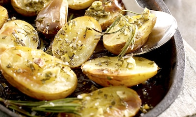 Patatas asadas al horno con cebolla y romero