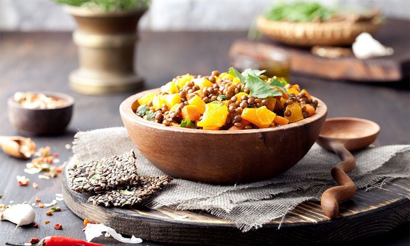 Curry de lentejas con calabaza y zanahoria asadas