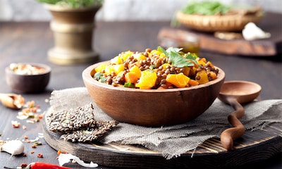 Curry de lentejas con calabaza y zanahoria asadas
