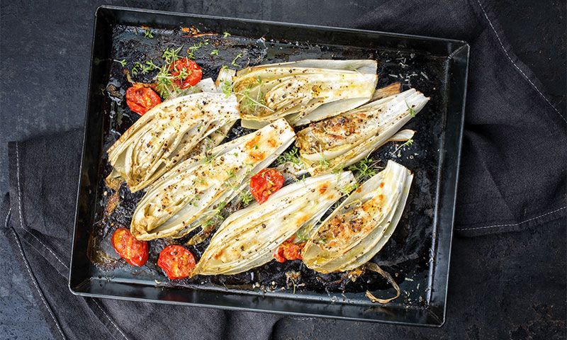 Endivias asadas con tomate, especias y hierbas aromáticas