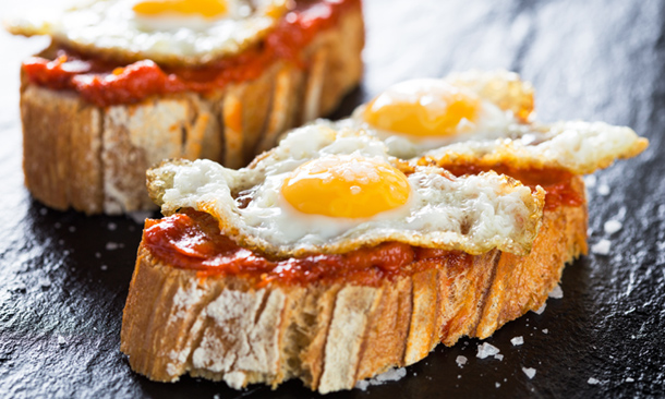 Canapés de sobrasada y huevo Canapés de sobrasada y huevo
