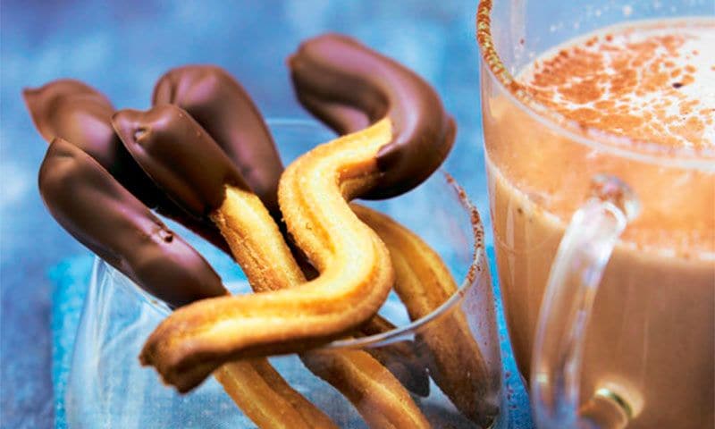 Churros al chocolate con batido de cacao