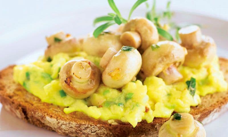 Tosta del payés con huevo revuelto y champiñones