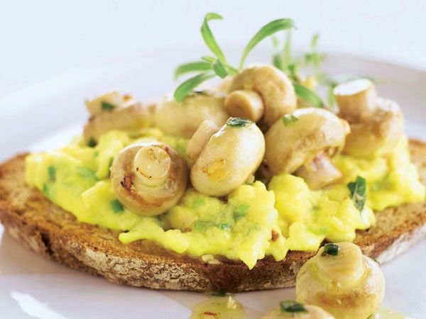 Tosta del payés con huevo revuelto y champiñones Tosta del payés con huevo revuelto y champiñones