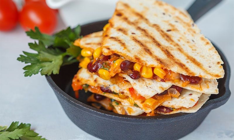 Quesadillas con maíz y frijoles