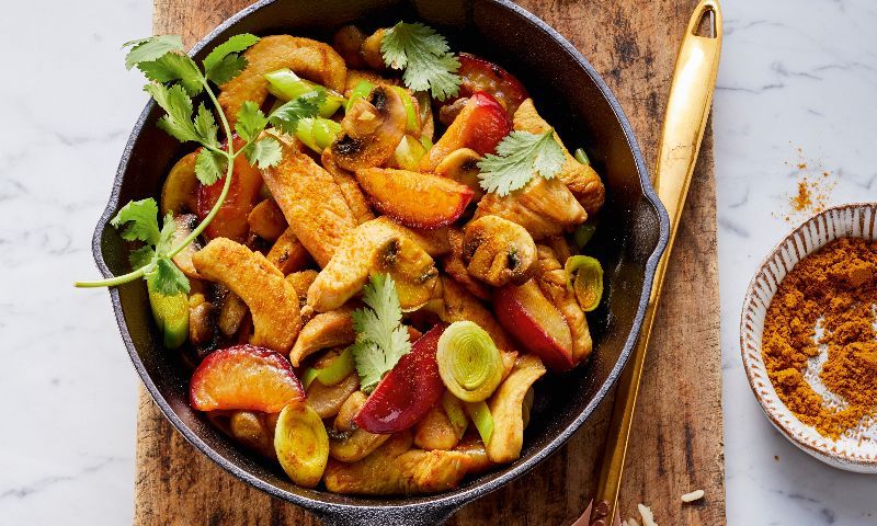 Pollo guisado con nectarinas y canela