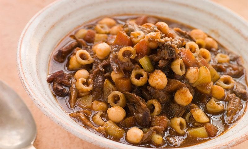 Garbanzos con pasta y rabo de toro
