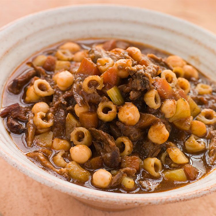 Garbanzos con pasta y rabo de toro Garbanzos con pasta y rabo de toro
