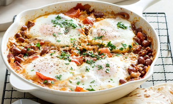 Huevos escalfados con judías pintas Huevos escalfados con judías pintas