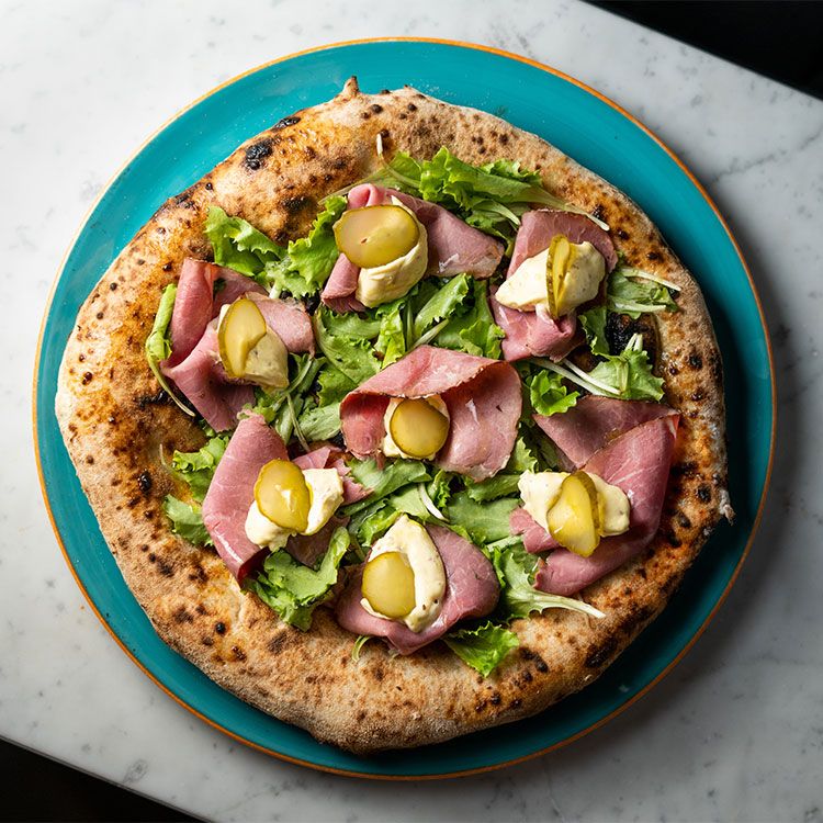Pizza con pastrami Pizza con pastrami