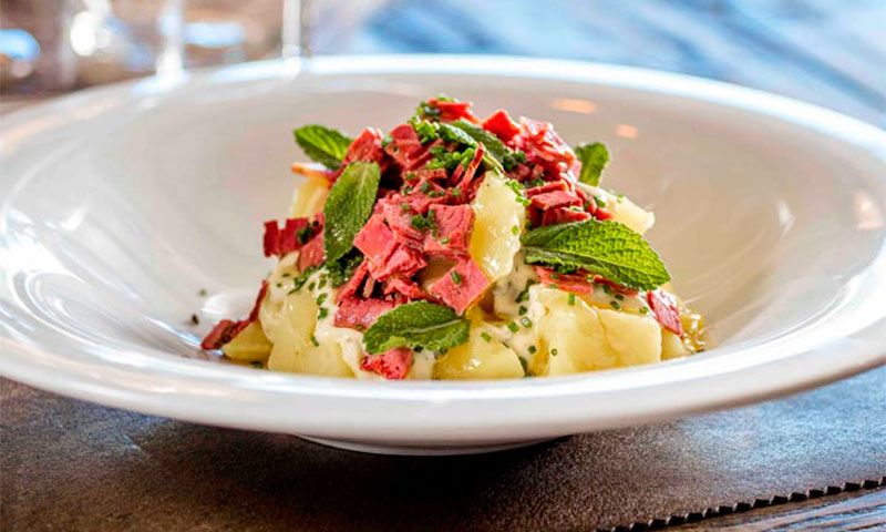 Ensalada de patata con pastrami