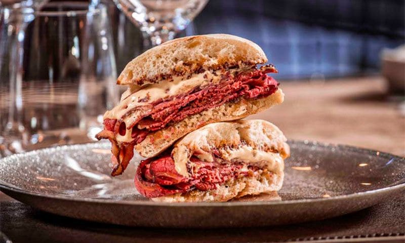 Mollete caliente de pastrami con crema de queso y 'tapenade'