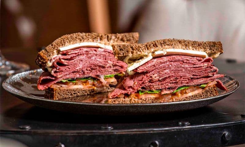 Sándwich frío de pastrami con queso feta