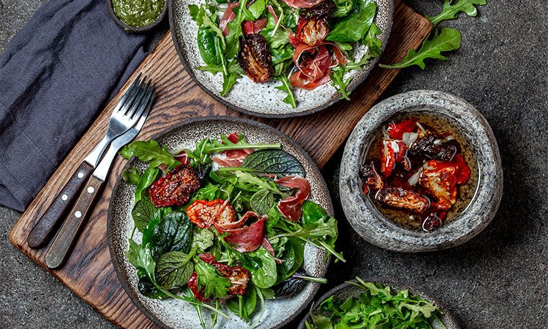 Ensalada con rúcula, espinacas, tomate seco y paletilla ibérica