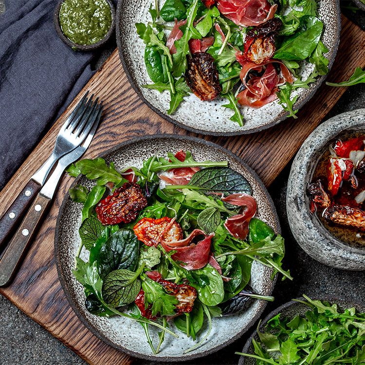 Ensalada con rúcula, espinacas, tomate seco y paletilla ibérica Ensalada con rúcula, espinacas, tomate seco y paletilla ibérica