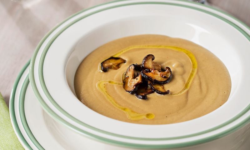 Crema de garbanzos con puerro y setas