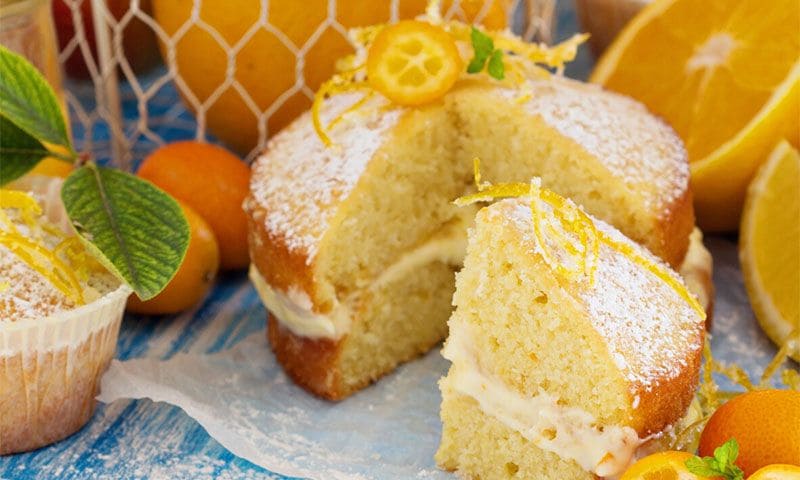 Bizcocho de naranja relleno de crema pastelera