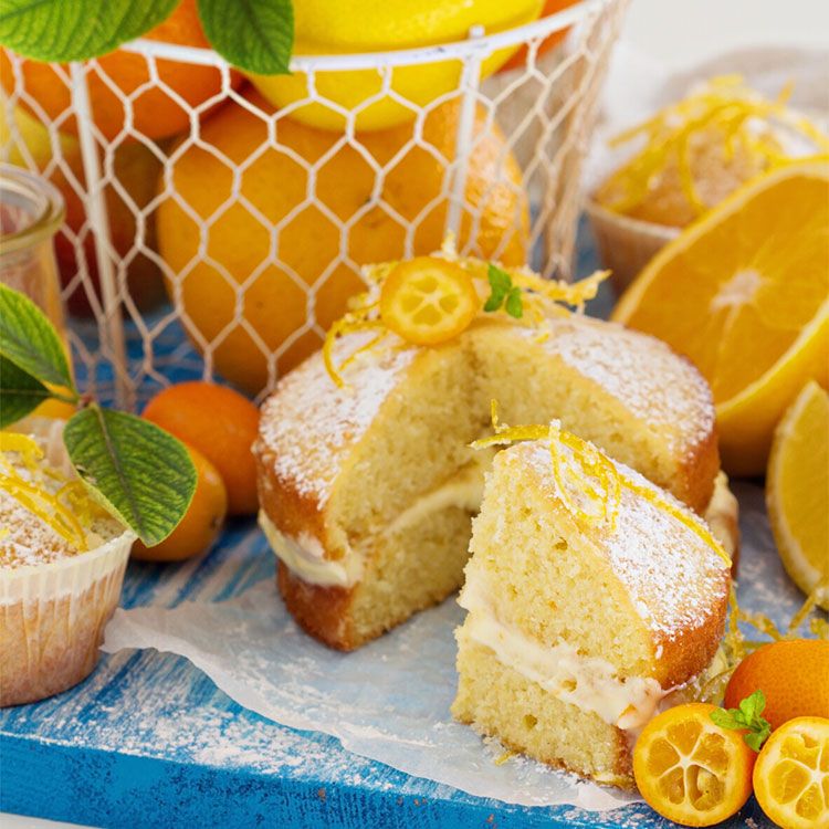 Bizcocho de naranja relleno de crema pastelera Bizcocho de naranja relleno de crema pastelera