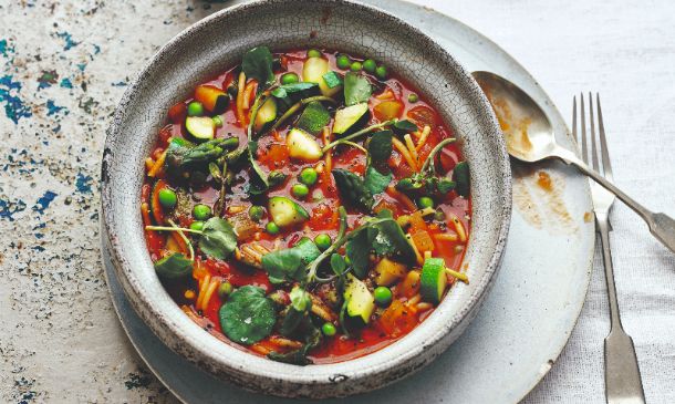Minestrone de calabacín, guisantes y berros Minestrone de calabacín, guisantes y berros