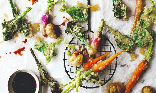 Tempura de hortalizas con salsa de soja, guindilla y cilantro Tempura de hortalizas con salsa de soja, guindilla y cilantro