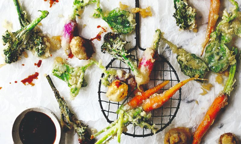 Tempura de hortalizas con salsa de soja, guindilla y cilantro