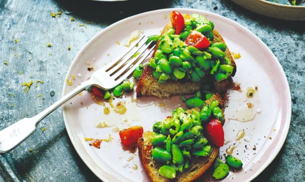 Tosta de habas de edamame con limón y cebollino Tosta de habas de edamame con limón y cebollino