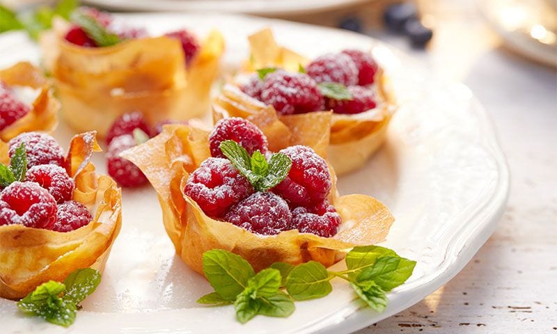 Bocaditos de pasta filo con mascarpone y frambuesas