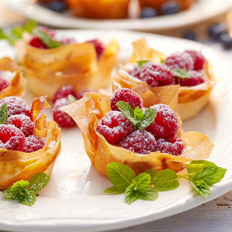 Bocaditos de pasta filo con mascarpone y frambuesas Bocaditos de pasta filo con mascarpone y frambuesas