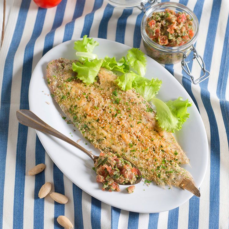 Lenguado con pesto de tomate y almendra