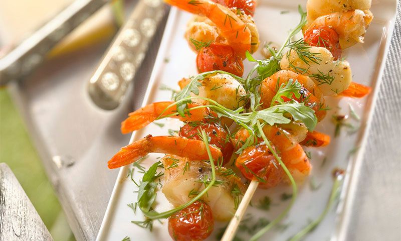 Brochetas de rape, gambas y tomates cherry