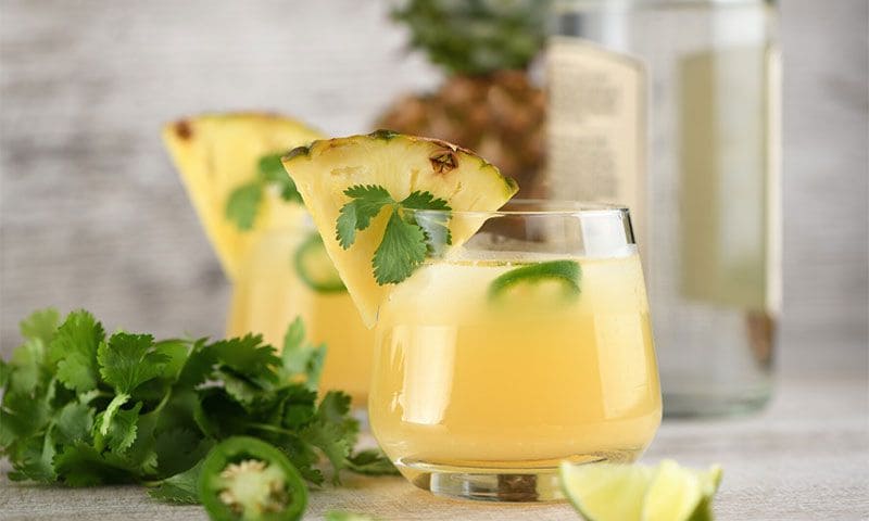 Margarita de piña y jalapeño con jengibre y cilantro