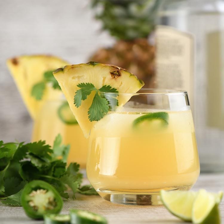 Margarita de piña y jalapeño con jengibre y cilantro
