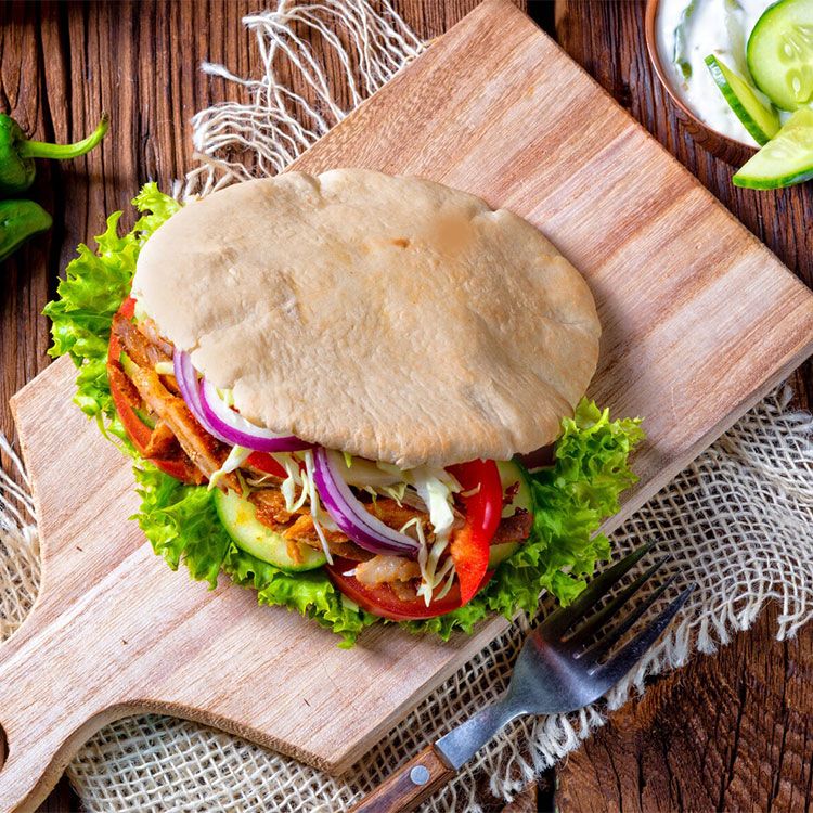 Pita con lomo adobado y 'tzatziki' Pita con lomo adobado y 'tzatziki'