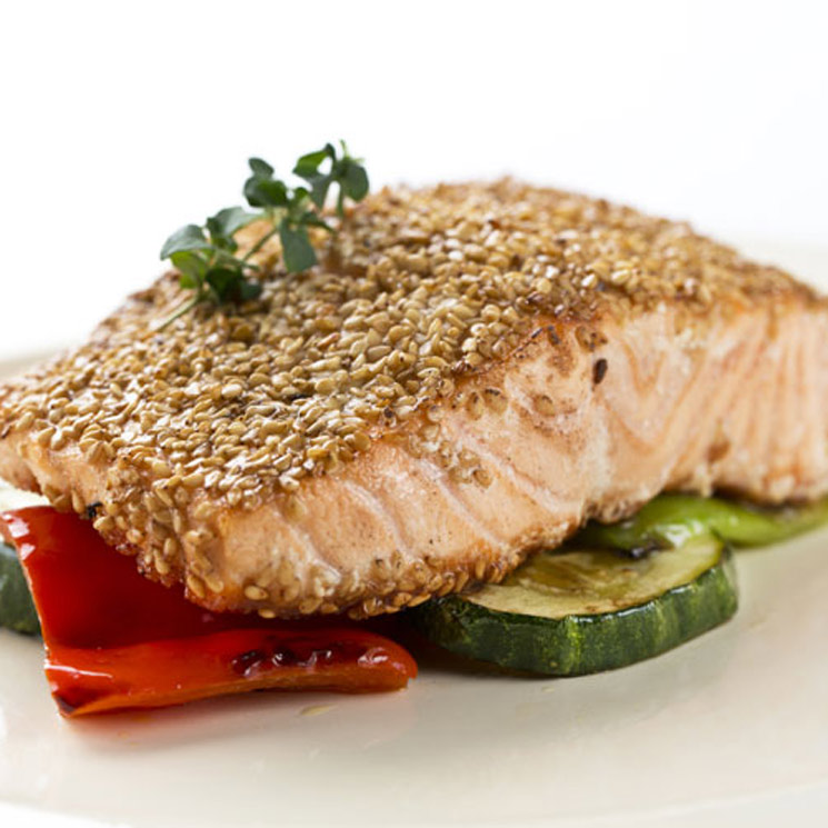 Salmón fresco con sésamo y verduras a la plancha Salmón fresco con sésamo y verduras a la plancha