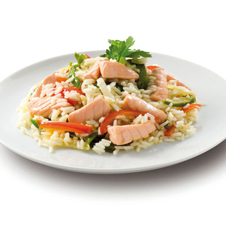 Salteado de salmón fresco con arroz Salteado de salmón fresco con arroz