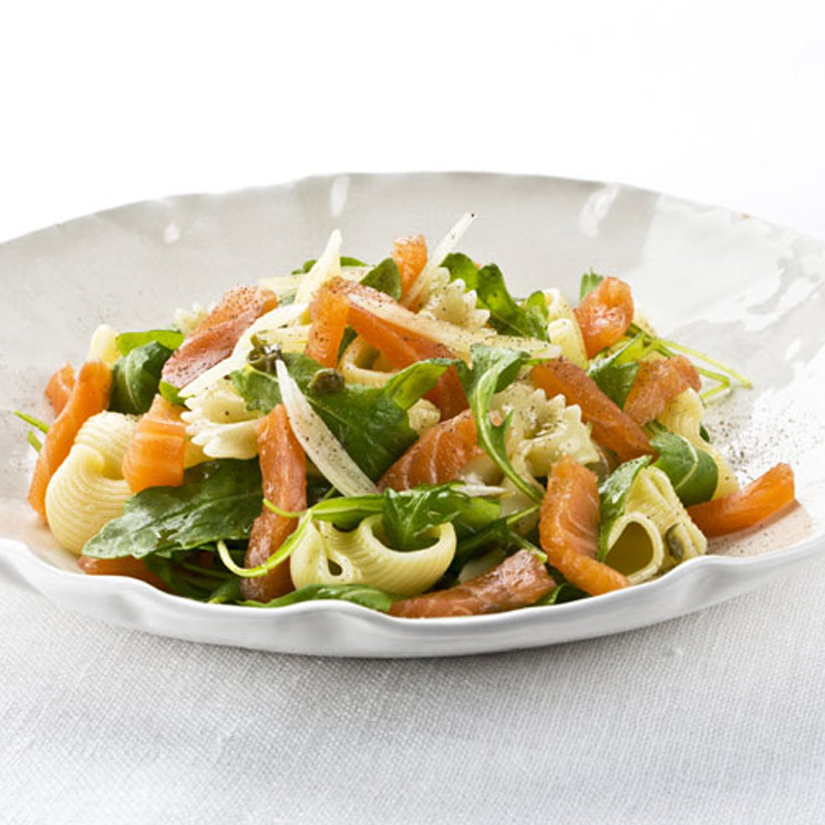 Ensalada de pasta con salmón noruego ahumado y rúcula Ensalada de pasta con salmón noruego ahumado y rúcula