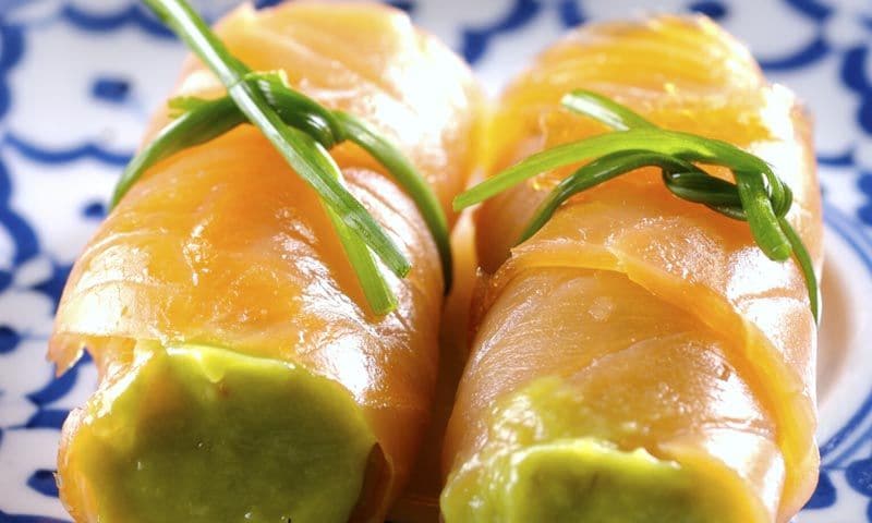 Rollitos de salmón ahumado rellenos de crema de aguacate