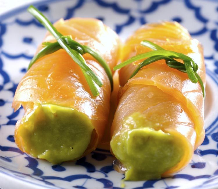 Rollitos de salmón ahumado rellenos de crema de aguacate Rollitos de salmón ahumado rellenos de crema de aguacate