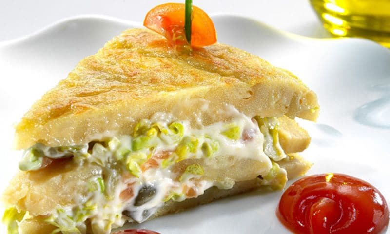 Pincho de tortilla española rellena con ensalada de salmón ahumado