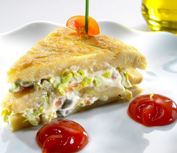 Pincho de tortilla española rellena con ensalada de salmón ahumado