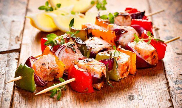 Brochetas de salmón, emperador y verduras Brochetas de salmón, emperador y verduras