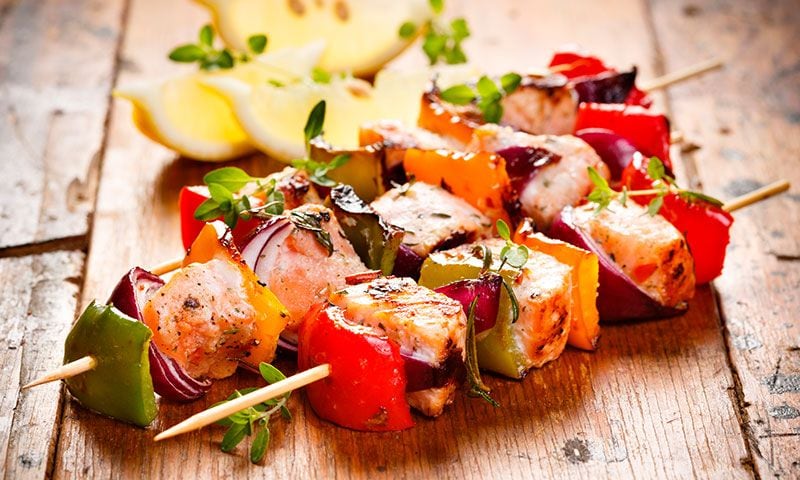 Brochetas de salmón, emperador y verduras