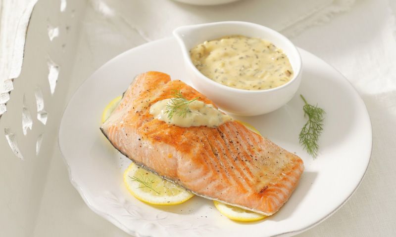 Salmón con salsa bearnesa