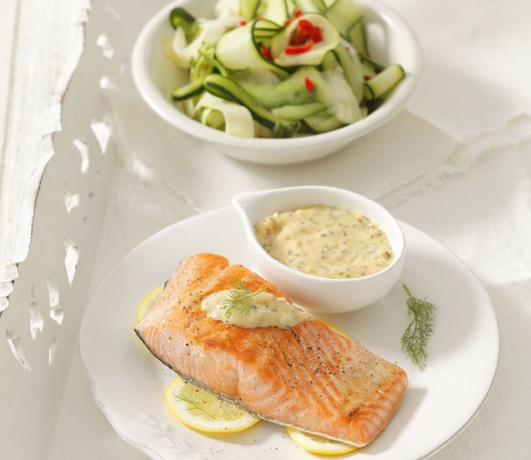 Salmón con salsa bearnesa Salmón con salsa bearnesa