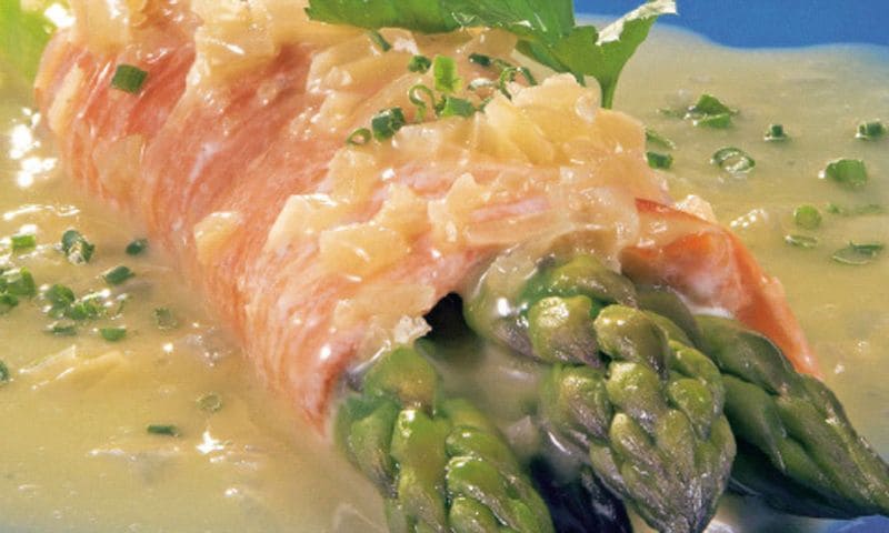 Rollitos de salmón con espárragos en salsa