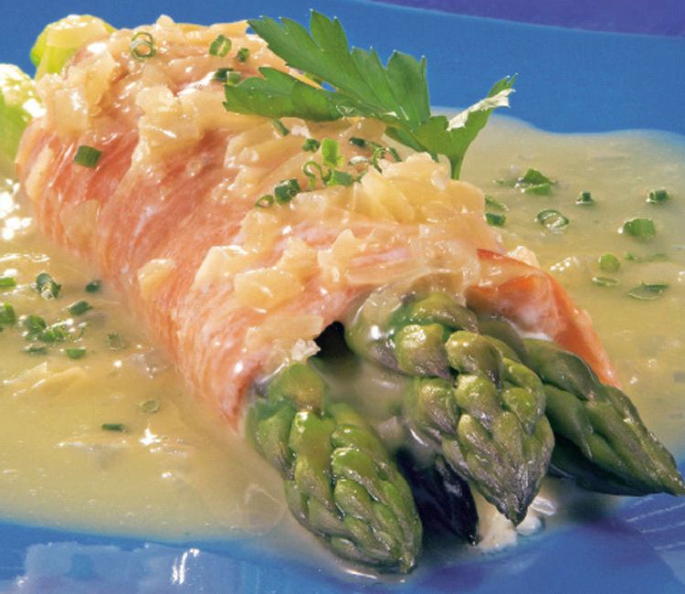 Rollitos de salmón con espárragos en salsa Rollitos de salmón con espárragos en salsa